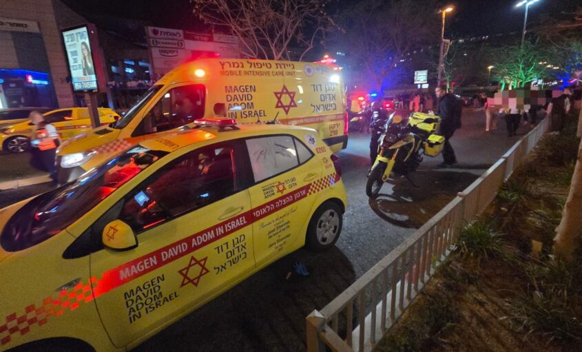 דקירה בפתח תקווה ברחוב העצמאות, צילום מד"א