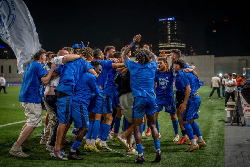 שחקני מכבי פתח תקווה חוגגים את העלייה לליגת העל, צילום עמית ששה מכבי פתח תווה