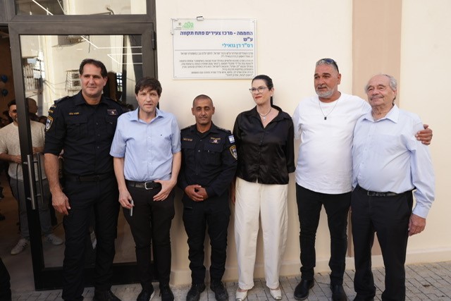 מימין: שמעון פרידמן, צביקה וטליק הוריו של רן גואילי ז"ל, סנ"צ אביעד כתפי מפקד משטרת פ"ת, רמי גרינברג ראש העיר, ניצב אמיר כהן מפקד מחוז מרכז, משטרת ישראל צילום דוברות העירייה