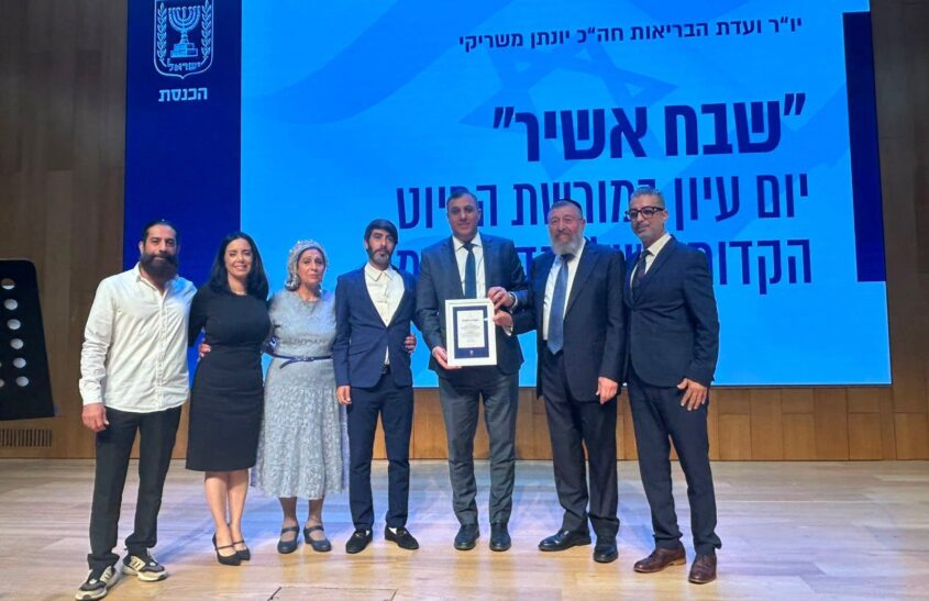 ח״כ יואב בן צור ויונתן משריקי עם שרה ומשפחת עמרם, הענקת תעודת הוקרה, צילום משפחת עמרם