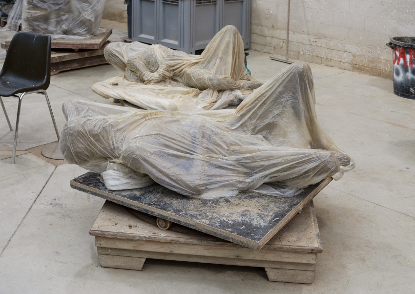 אסף הינדן, "Studio (Slaves)", צילום, הדפס פיגמנטי ארכיוני (צילום: באדיבות מוזיאון פתח תקווה לאמנות)