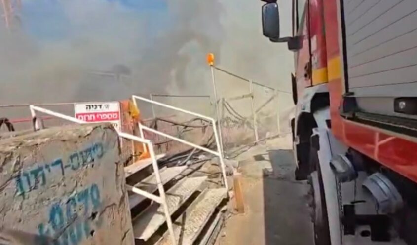 שריפה בחניון מתחם BIG העתידי בפתח תקווה (צילום: אלן מלכה, דוברות כבאות והצלה)
