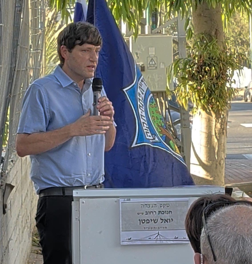 ראש העיר רמי גרינברג בטקס קריאת רחוב ע"ש יואל שיפטן ז"ל (צילום: בארי פ.)