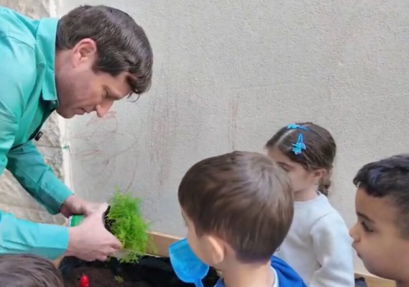 רמי גרינברג בגן ילדים בעיר, דוברות העירייה