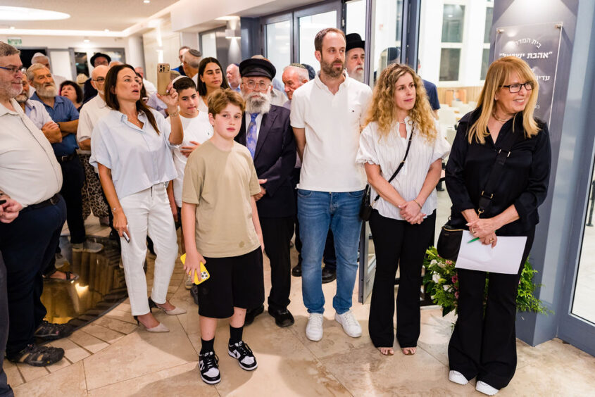 חנוכת בית הכנסת אהבת ישראל בישיבת נחלים, בקדמת התמונה בני משפחת שמיר, צילום ישיבת נחלים